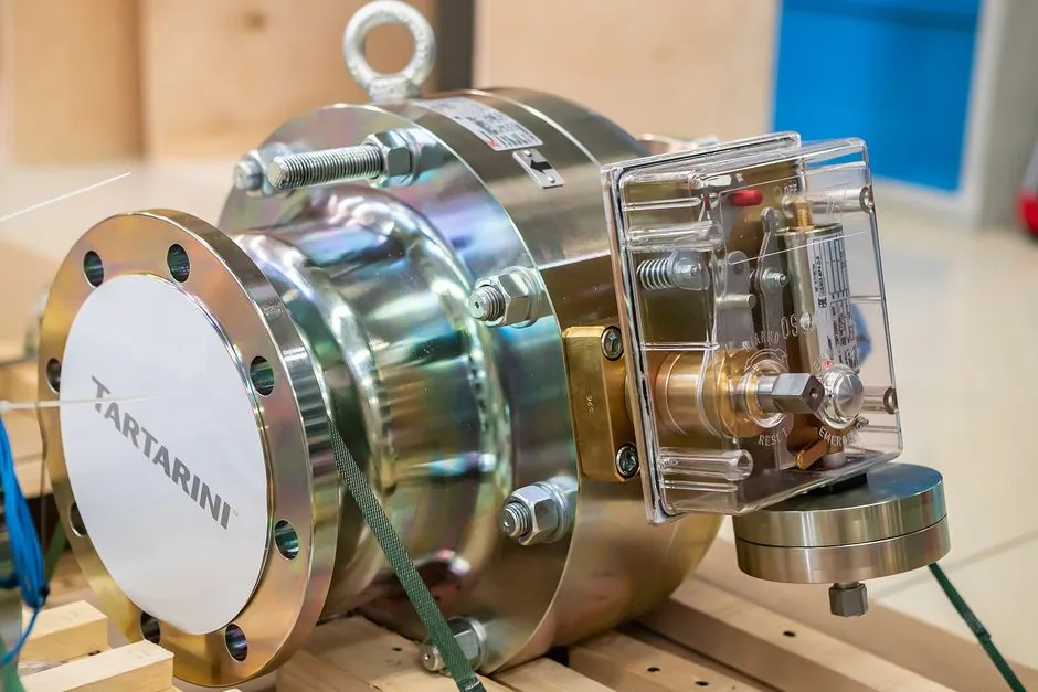 Polished stainless steel flanged valve with precision internal trim
